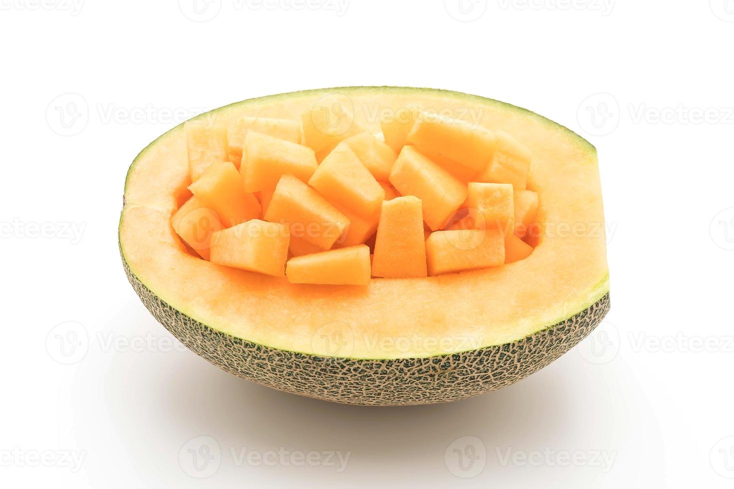 Melón cantalupo sobre fondo blanco. foto