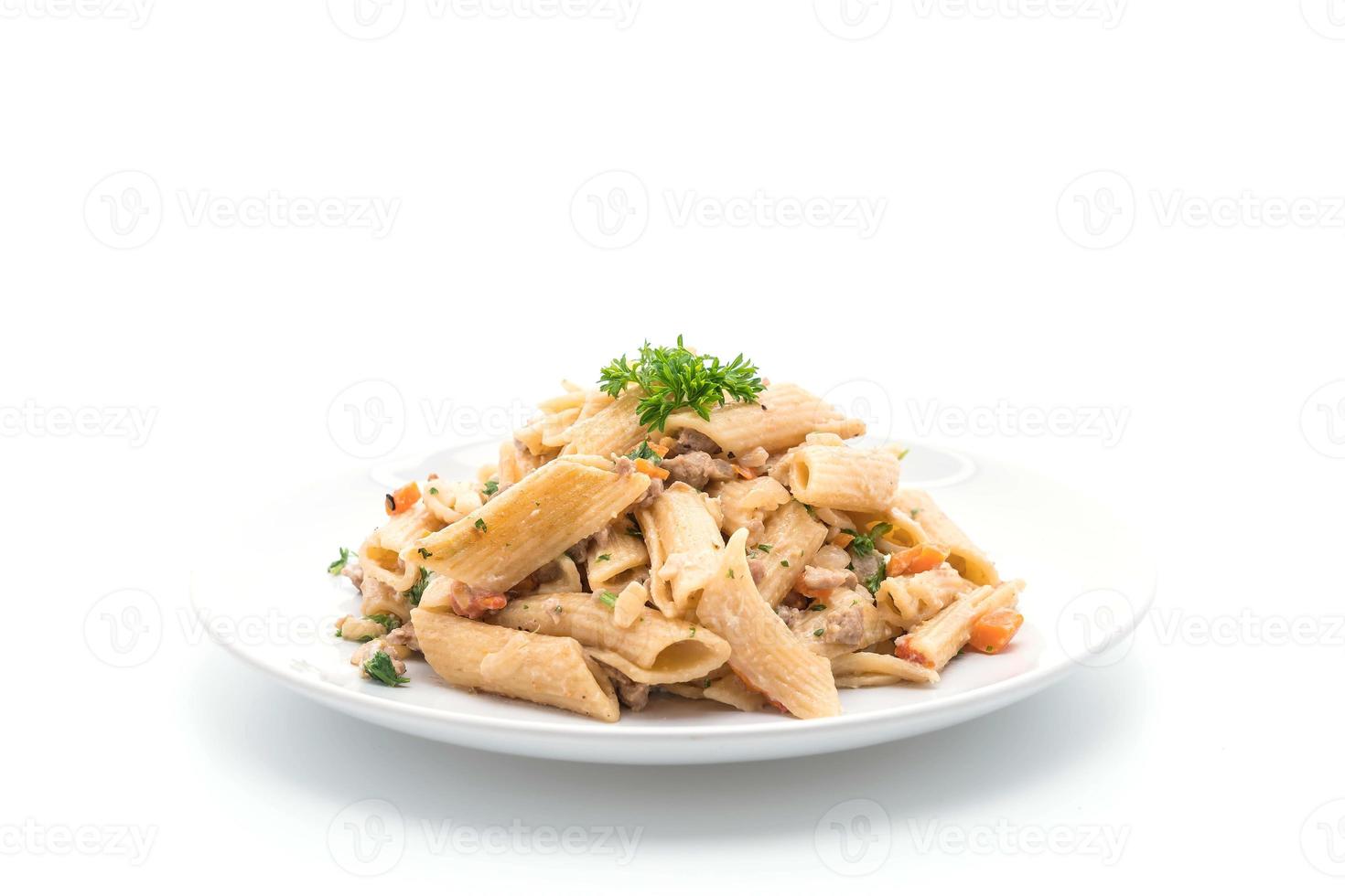 Pasta penne con queso crema sobre fondo blanco. foto