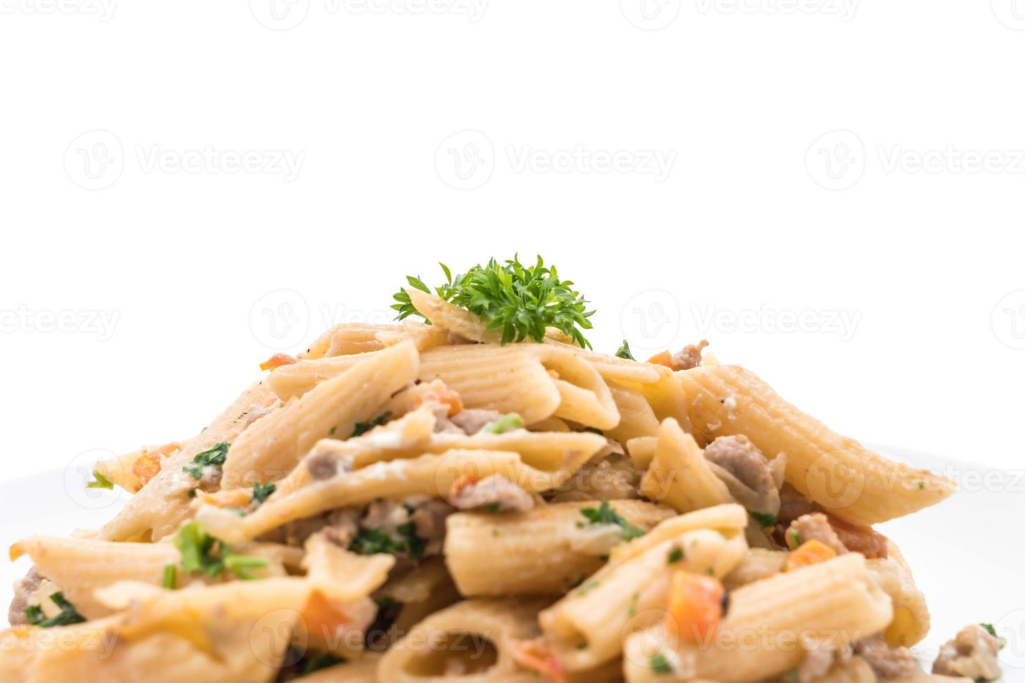 Pasta penne con queso crema sobre fondo blanco. foto