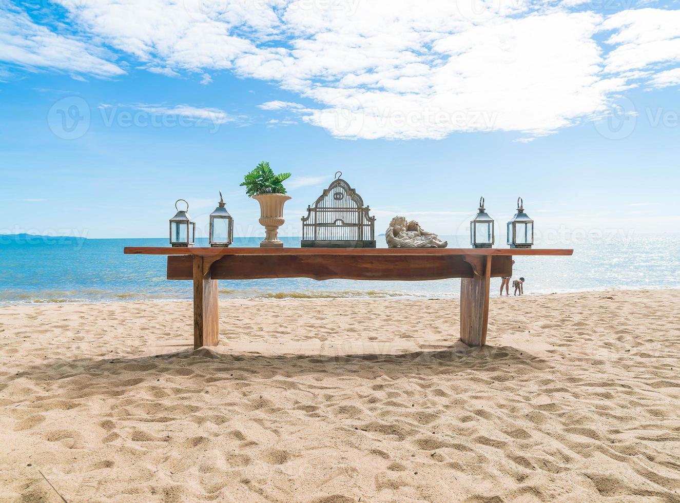 mesa de comedor en la playa con cielo azul foto