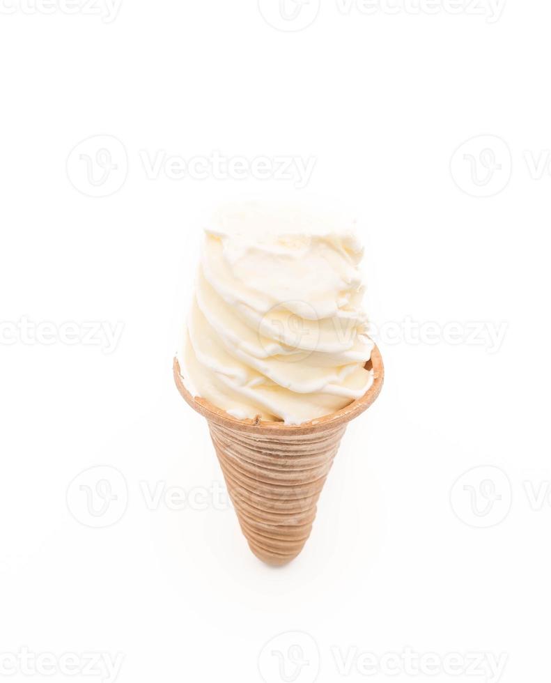 Cono de helado de vainilla sobre fondo blanco. foto