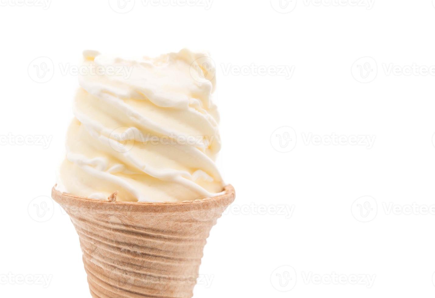 Cono de helado de vainilla sobre fondo blanco. foto