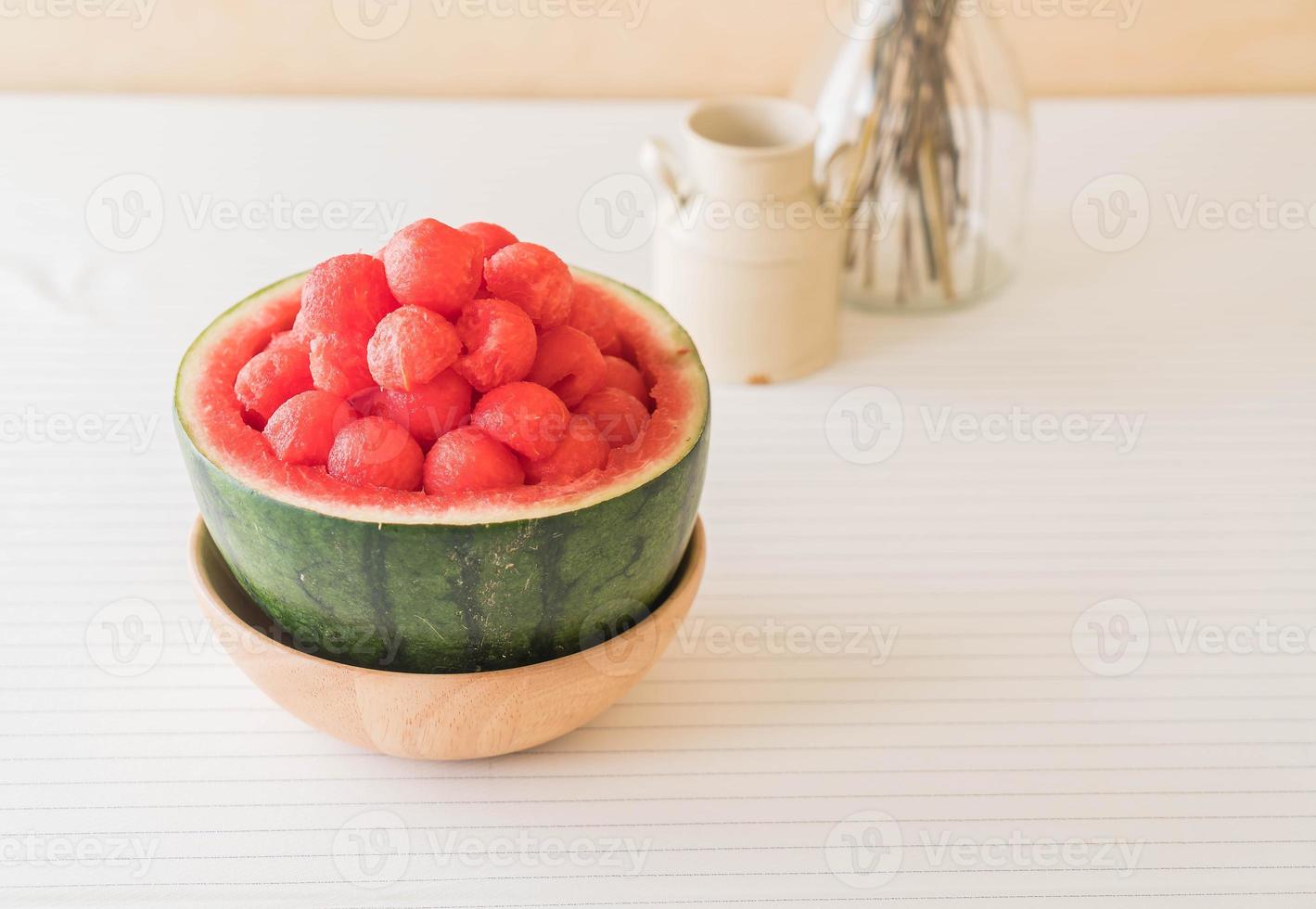 sandía fresca en la mesa foto