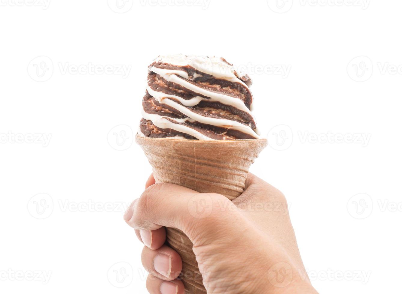 Cono de helado de chocolate sobre fondo blanco. foto
