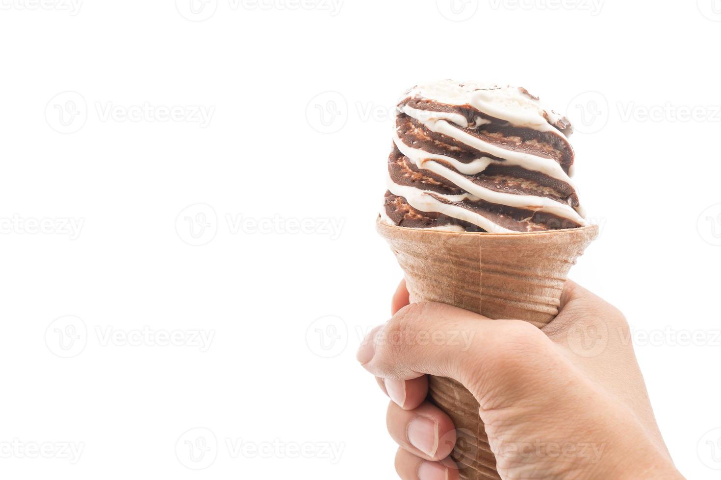 Cono de helado de chocolate sobre fondo blanco. foto