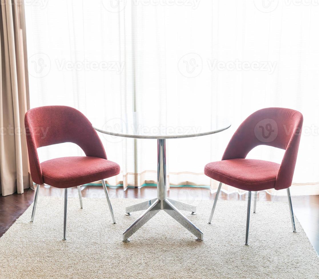 Hermosa decoración de sillas y mesas de lujo en el salón. foto
