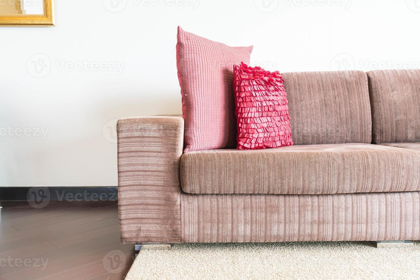 Hermosa almohada en la decoración del sofá en la sala de estar foto