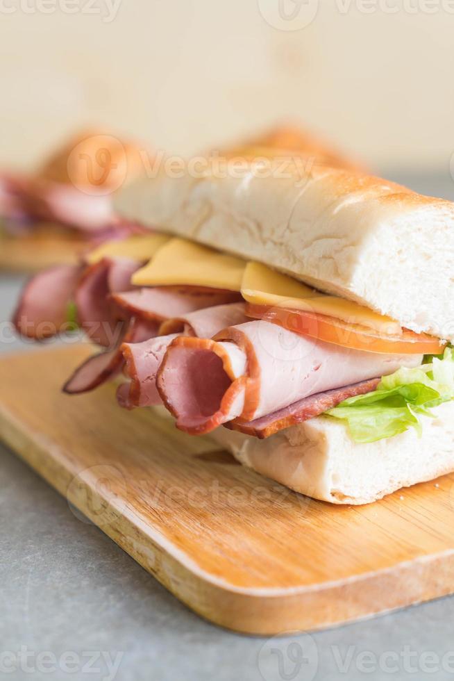 sándwich submarino de jamón y ensalada foto