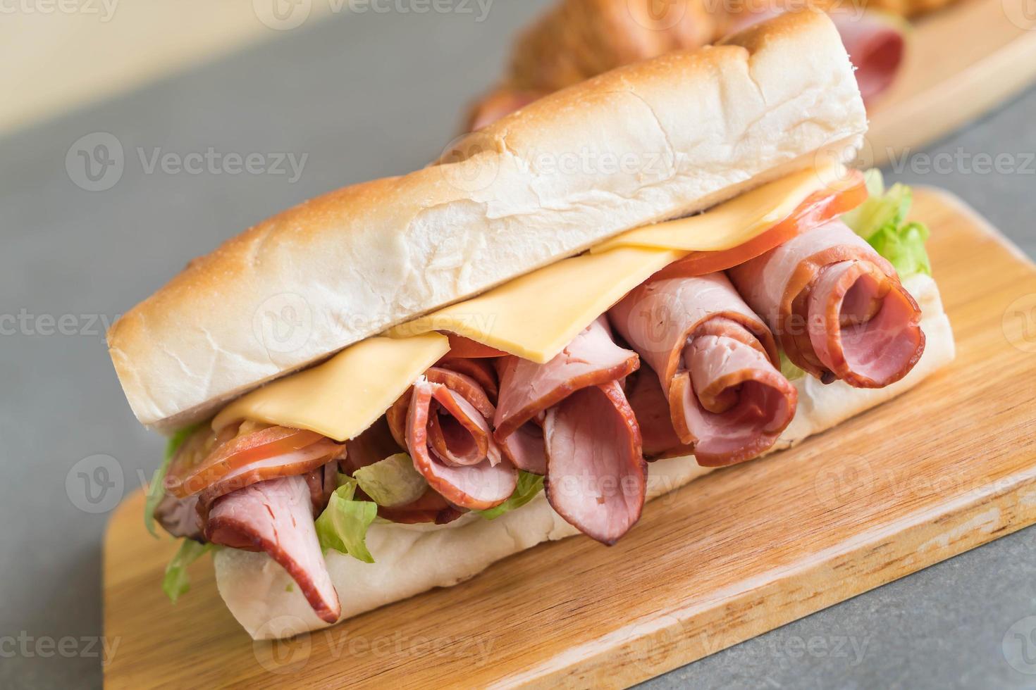 sándwich submarino de jamón y ensalada foto