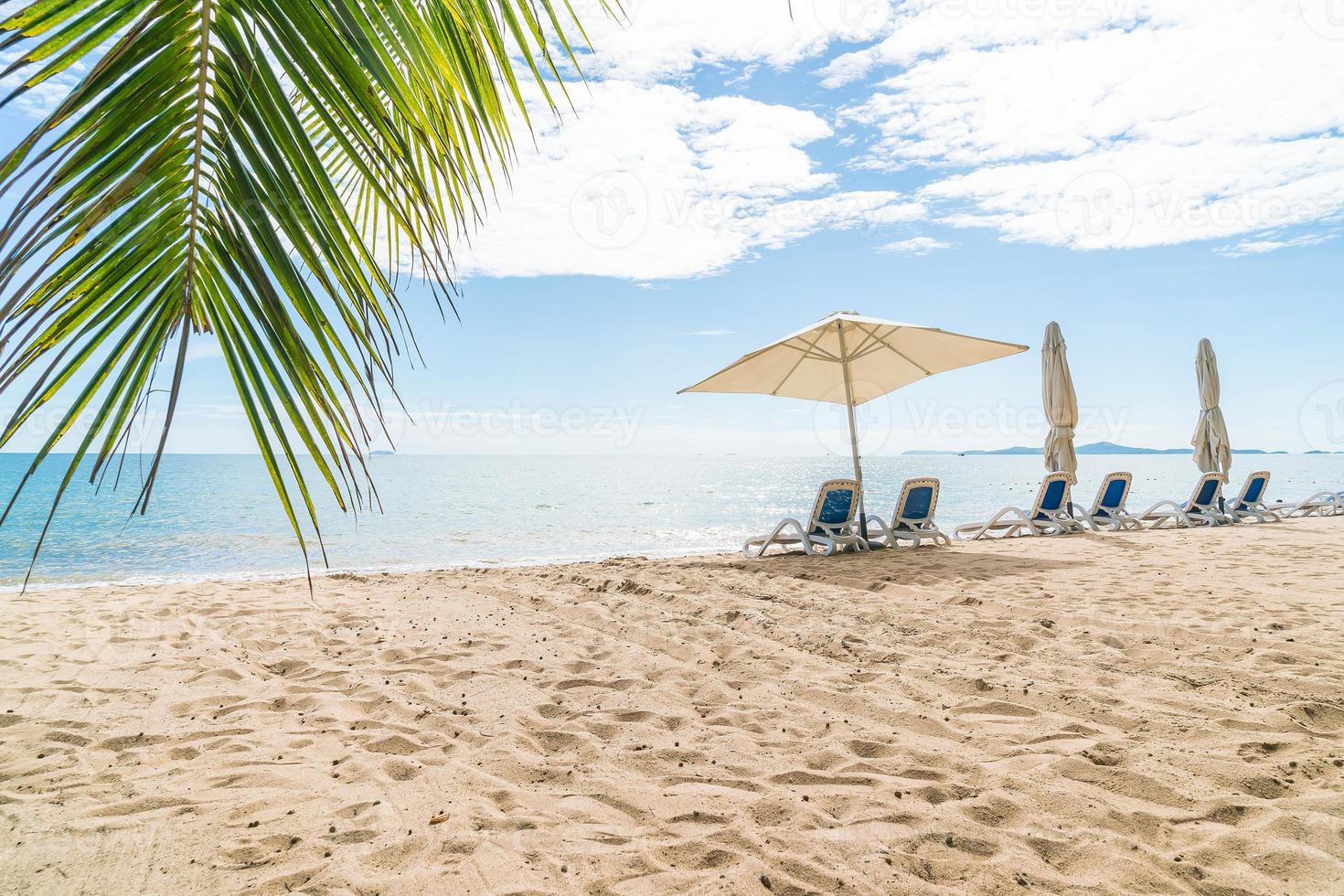 al aire libre con sombrilla y silla en la hermosa playa tropical y el mar foto