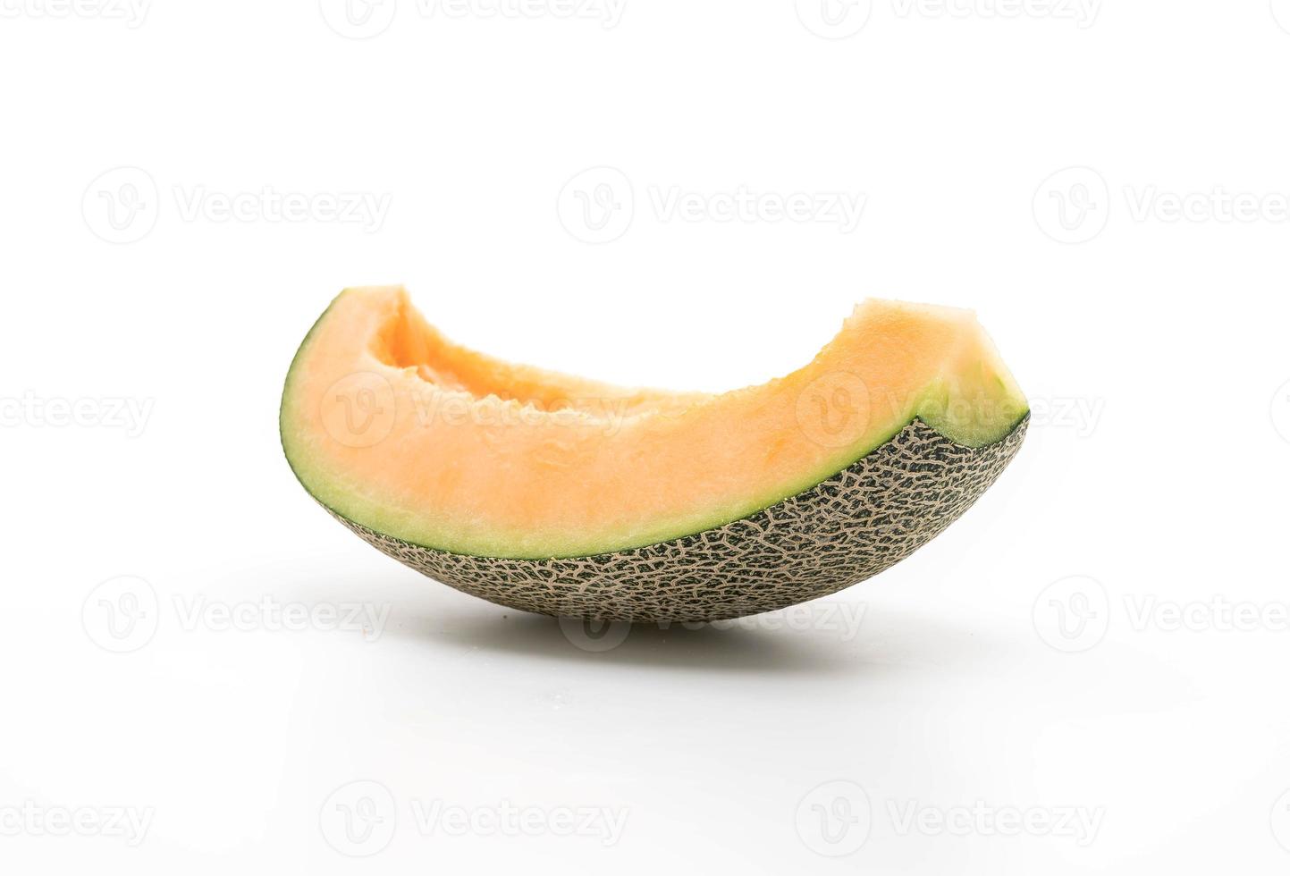 Melón cantalupo sobre fondo blanco. foto