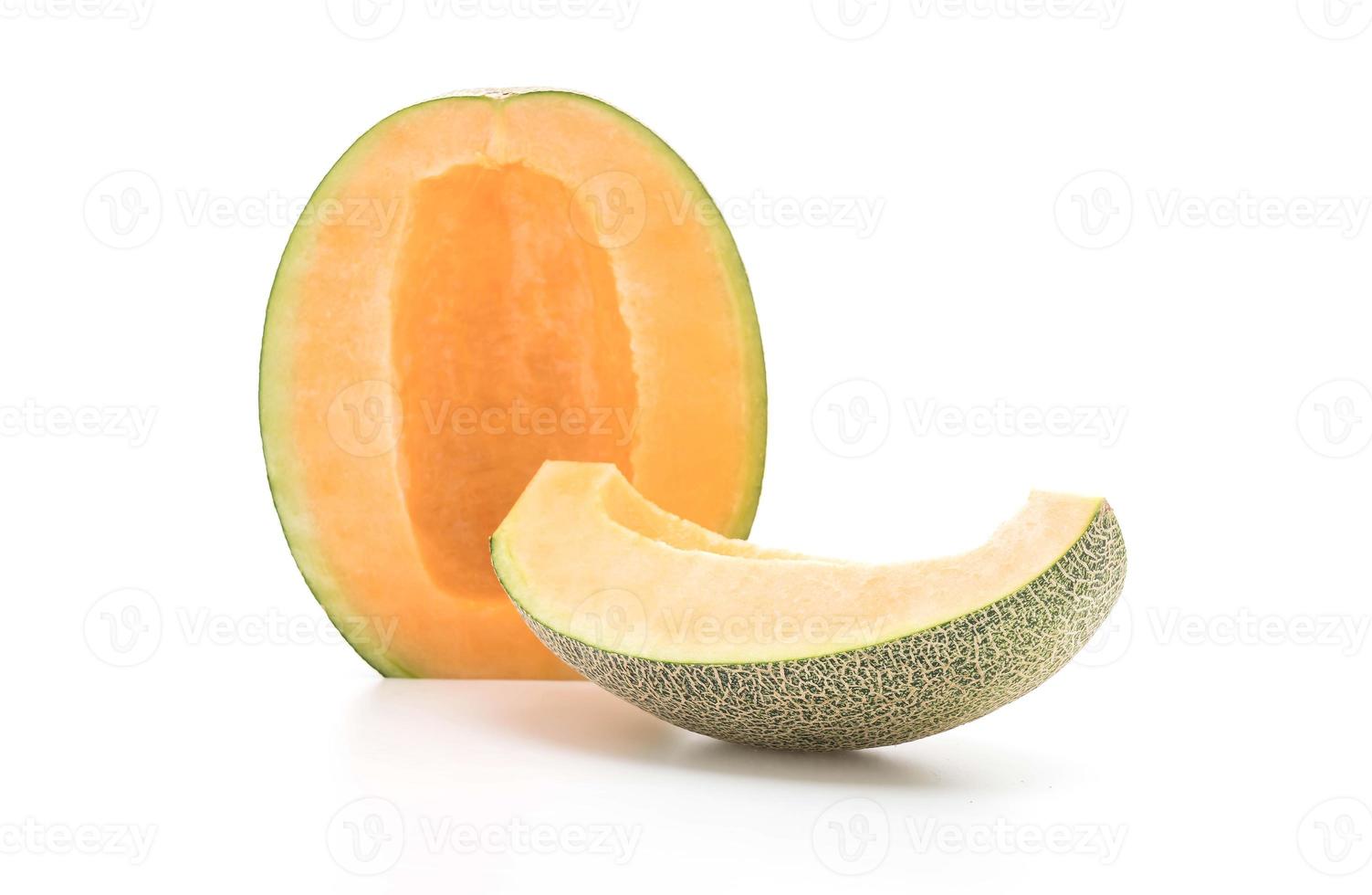 Melón cantalupo sobre fondo blanco. foto