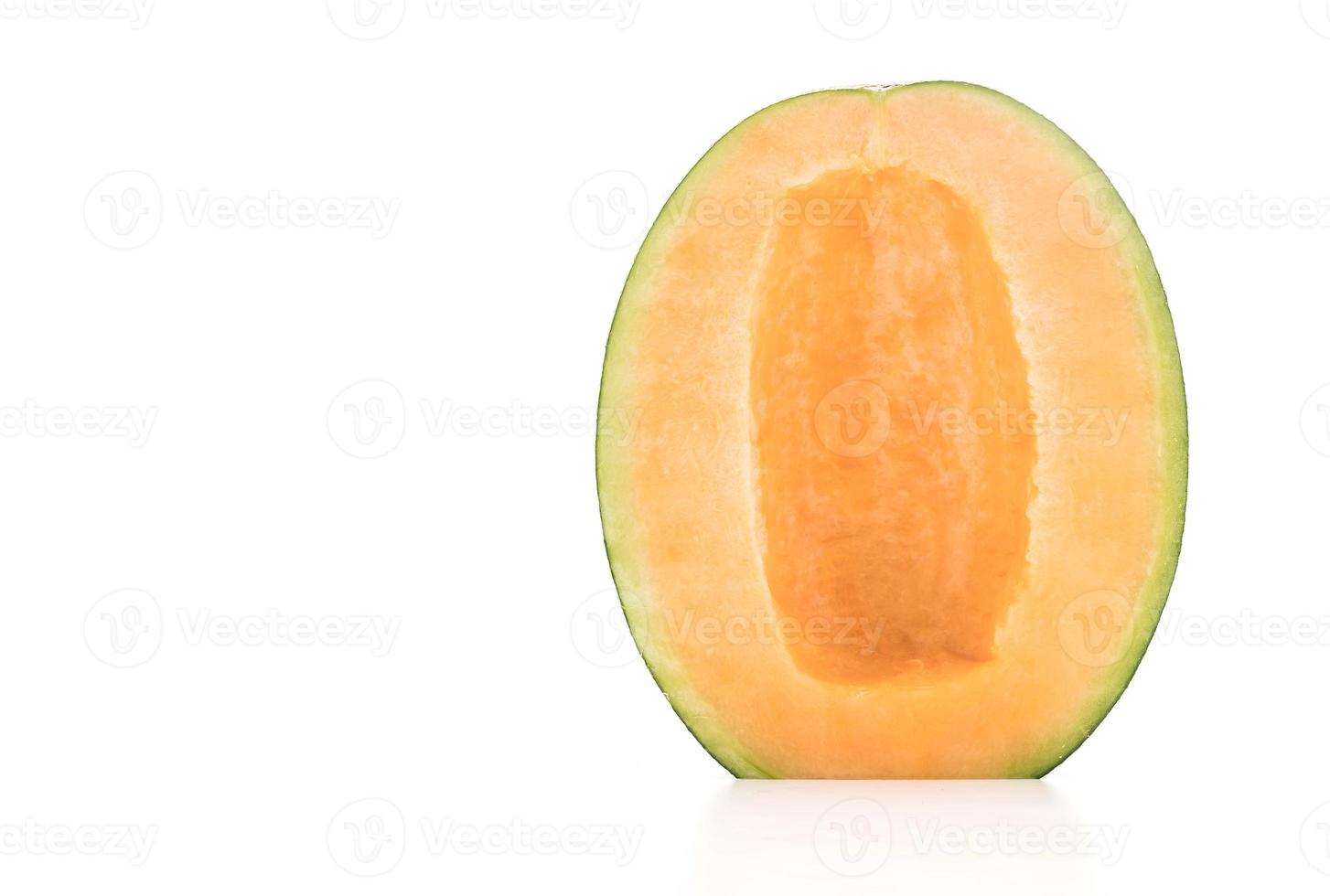 Melón cantalupo sobre fondo blanco. foto