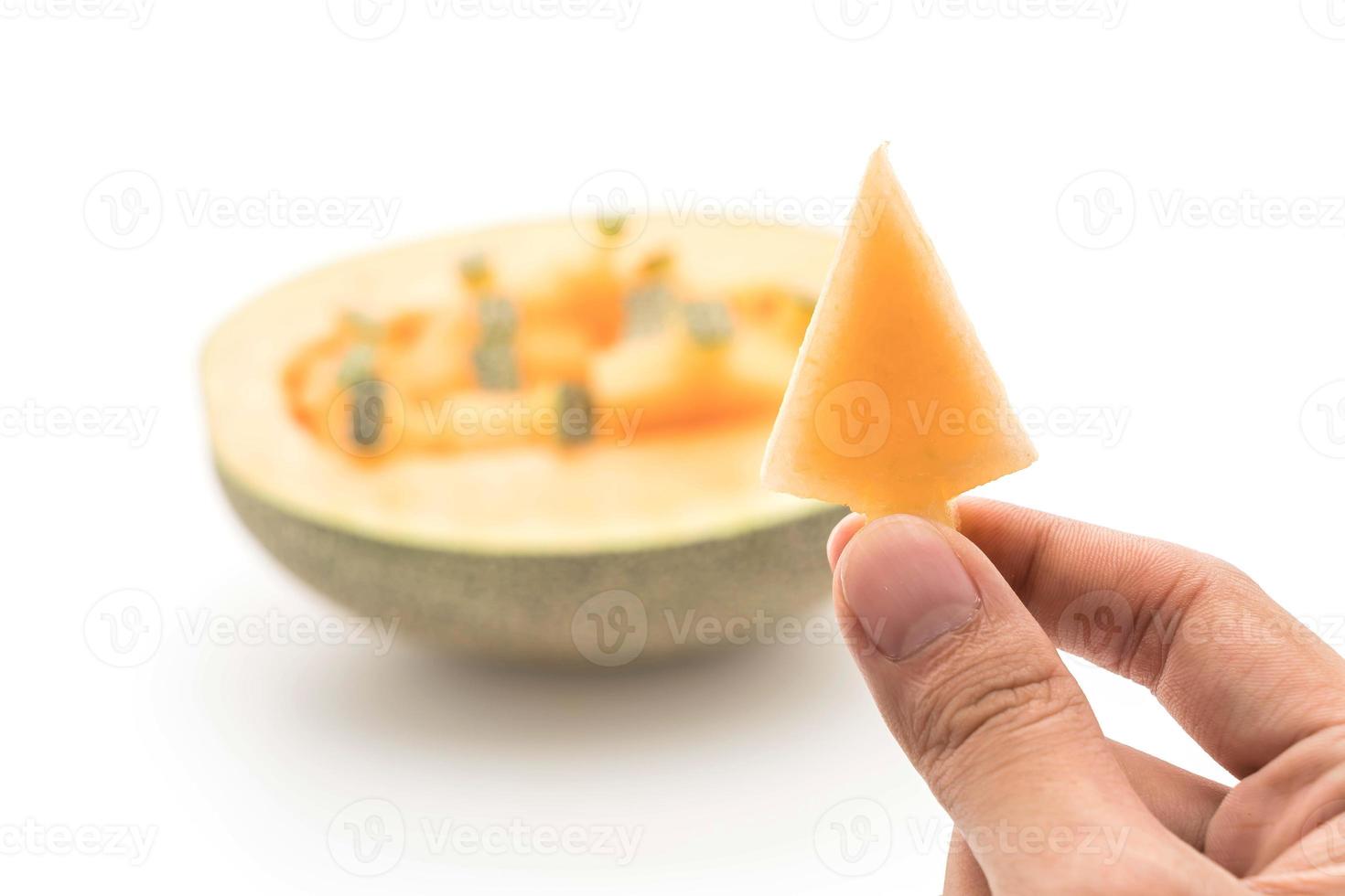 Melón cantalupo sobre fondo blanco. foto