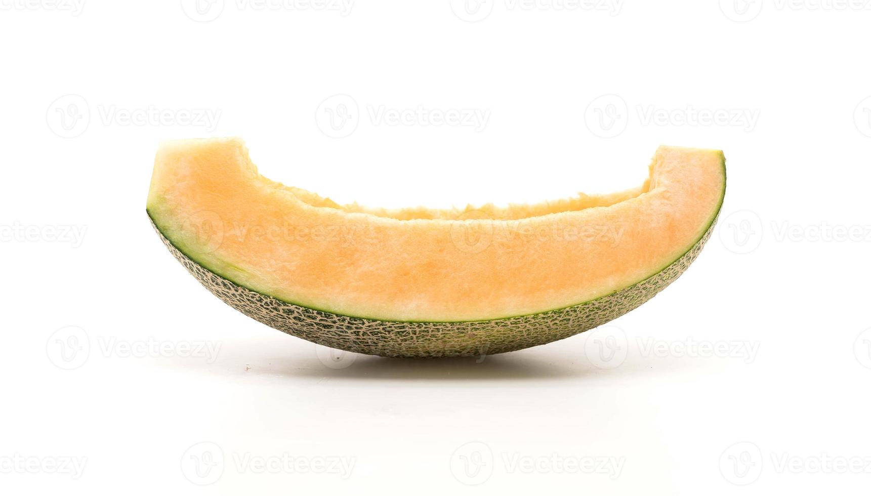 Melón cantalupo sobre fondo blanco. foto