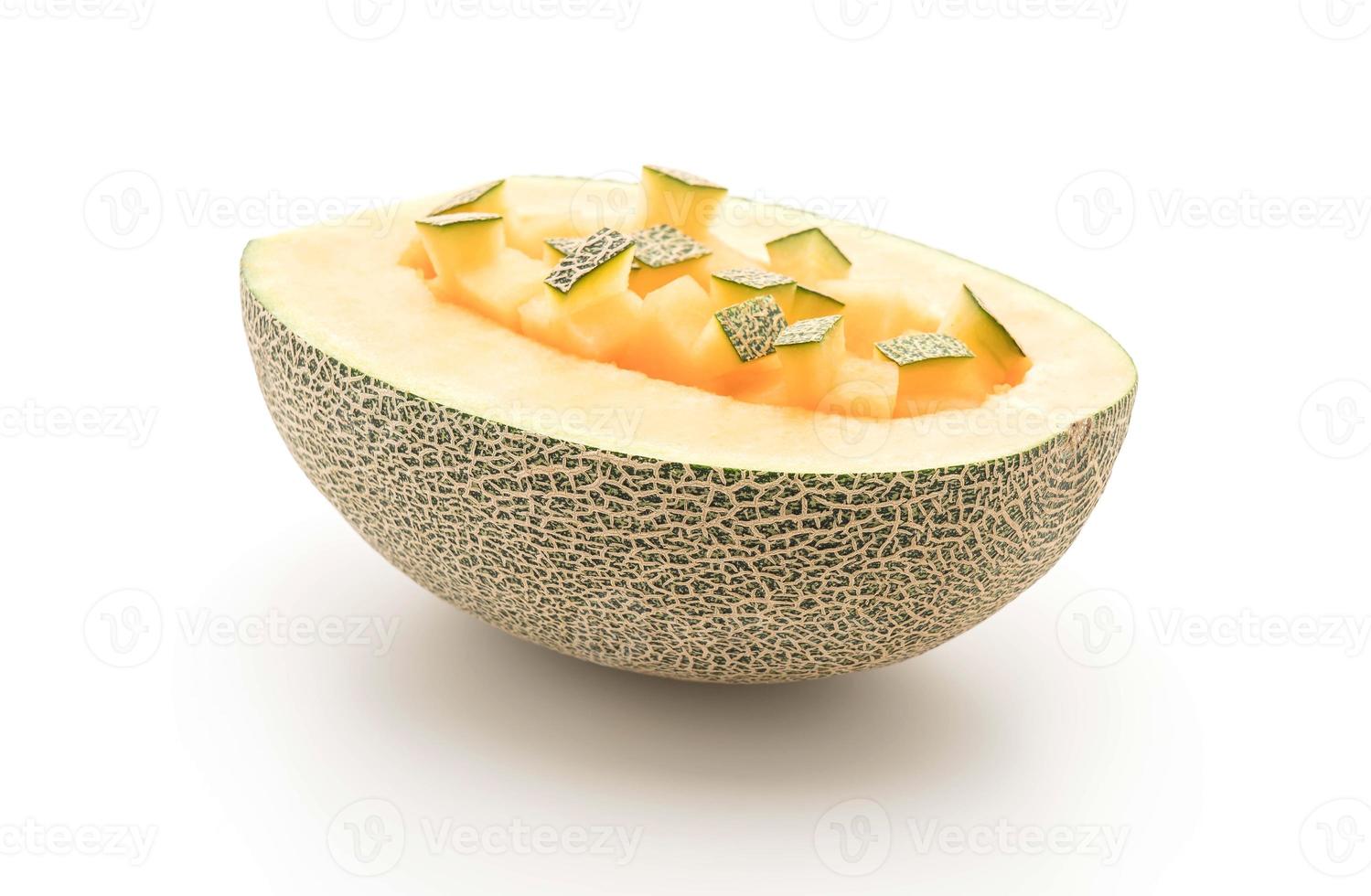 Melón cantalupo sobre fondo blanco. foto