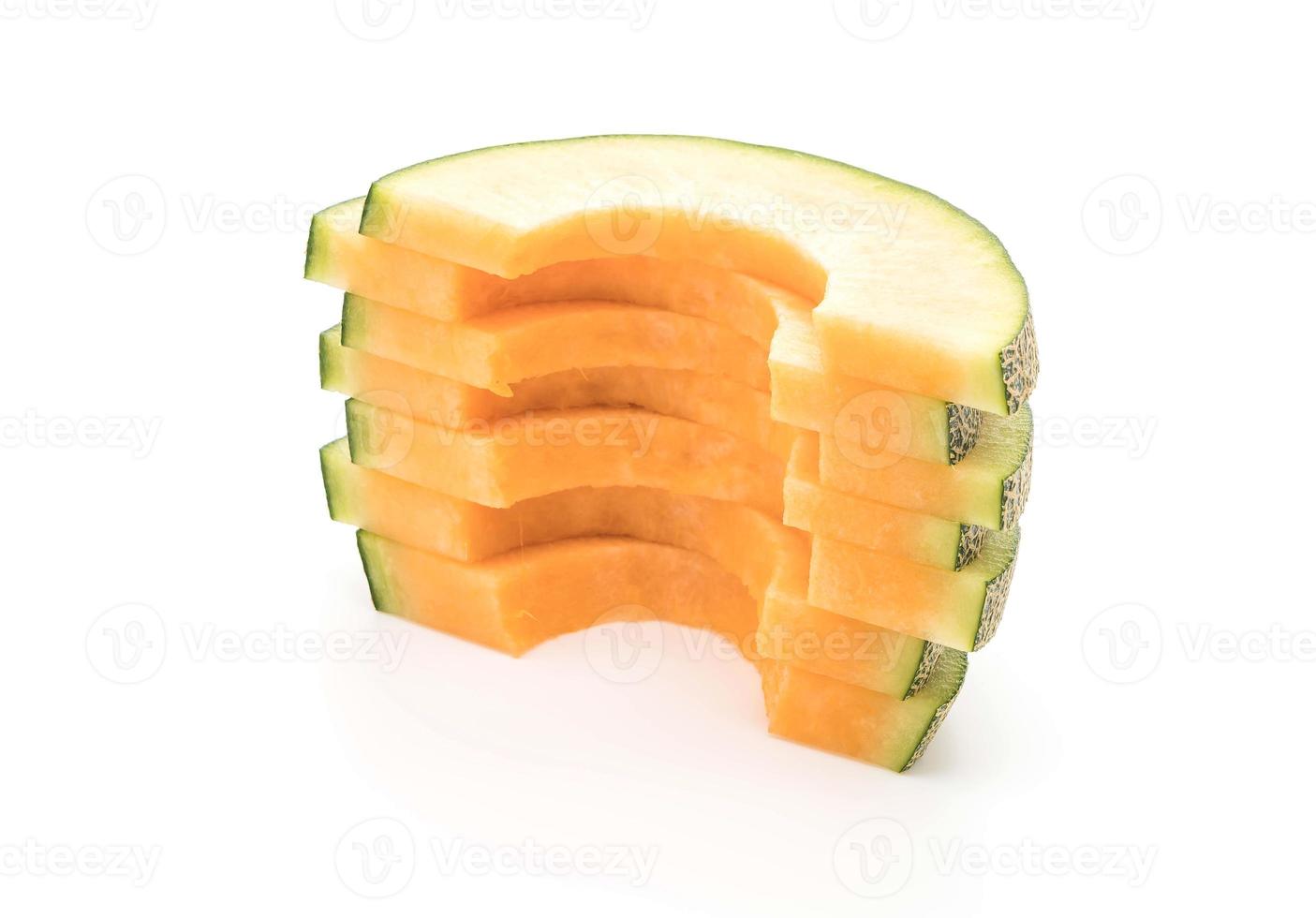 Melón cantalupo sobre fondo blanco. foto