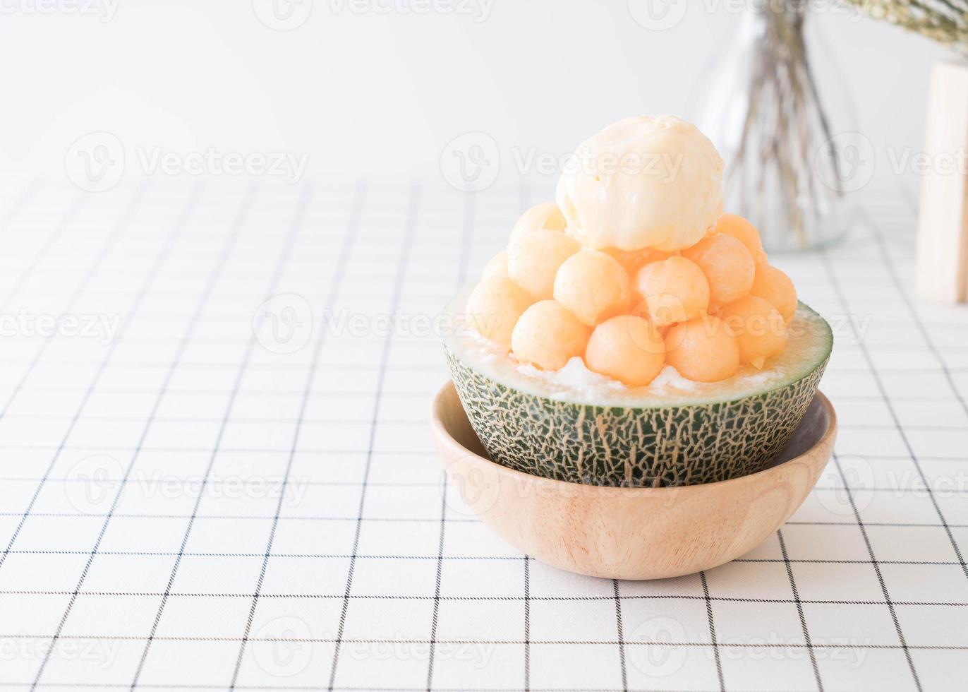 Ice melon bingsu, famoso helado coreano en la mesa foto