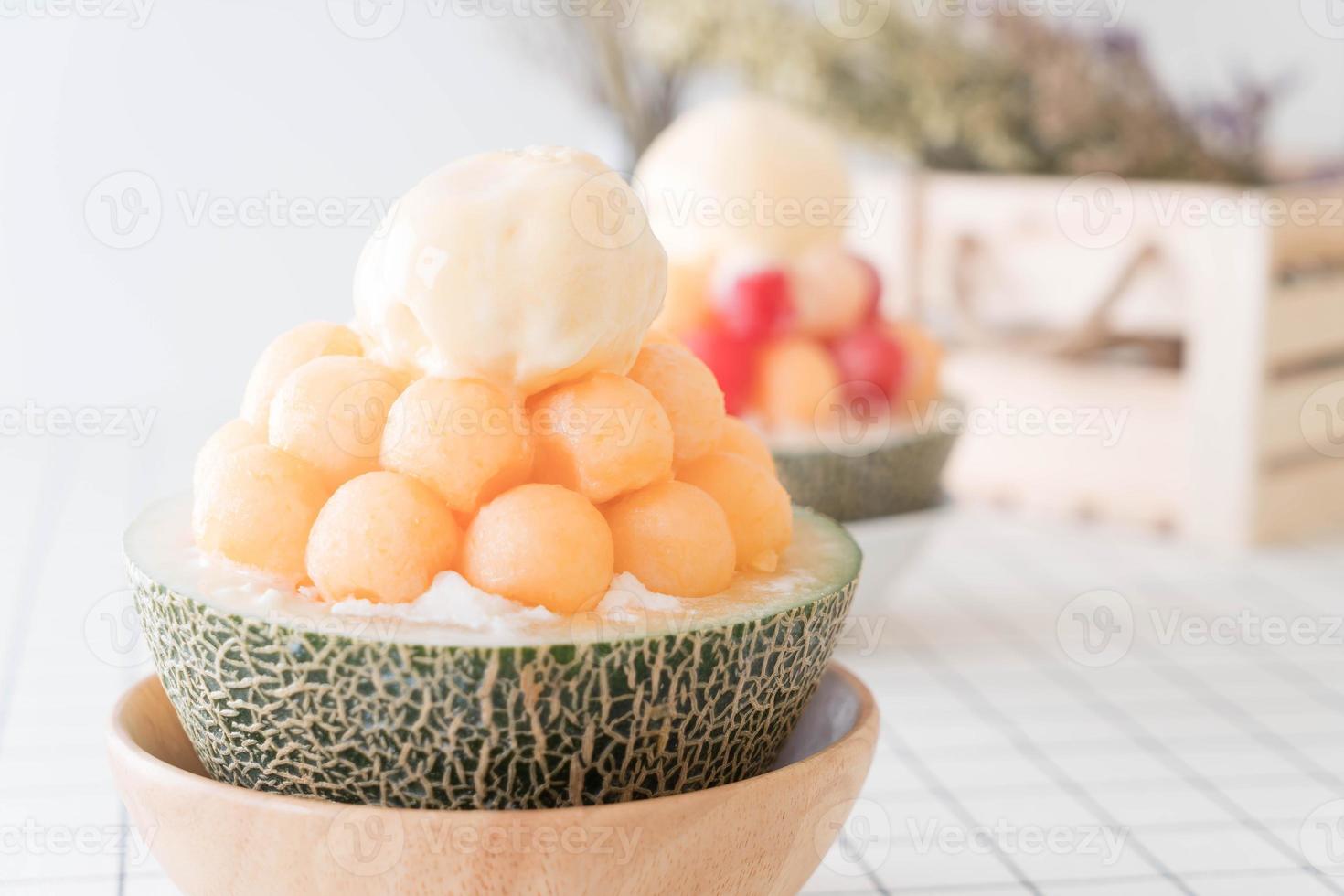 Ice melon bingsu, famoso helado coreano en la mesa foto