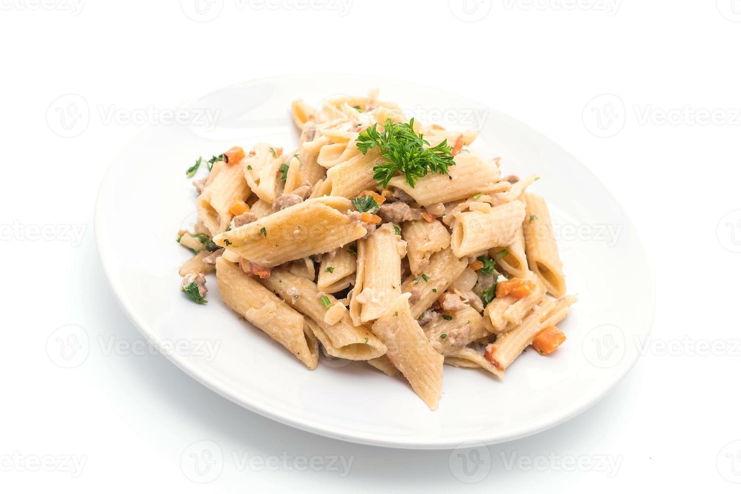 Pasta penne con queso crema sobre fondo blanco. foto