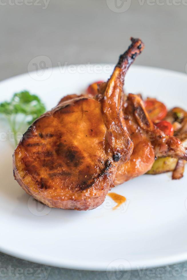 filete de chuleta de cerdo en la mesa foto