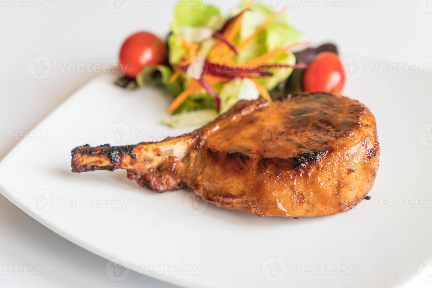 filete de chuleta de cerdo en la mesa foto