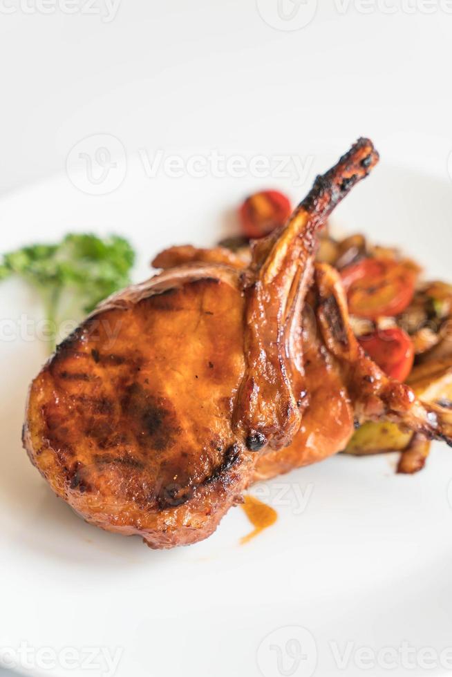 filete de chuleta de cerdo en la mesa foto