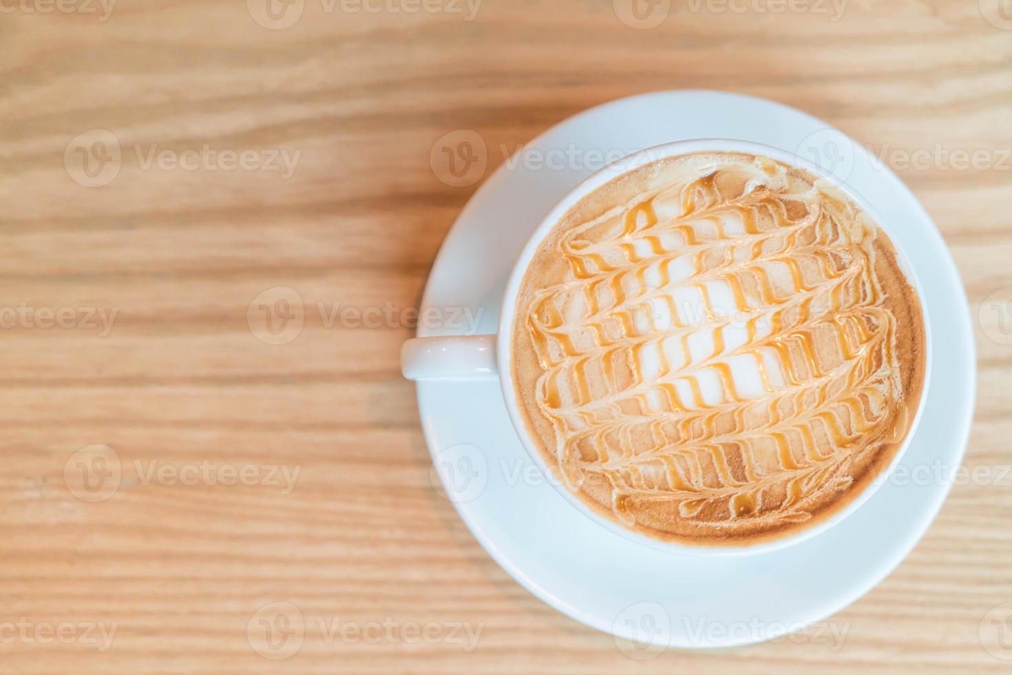 Macchiato de caramelo caliente en la cafetería. foto