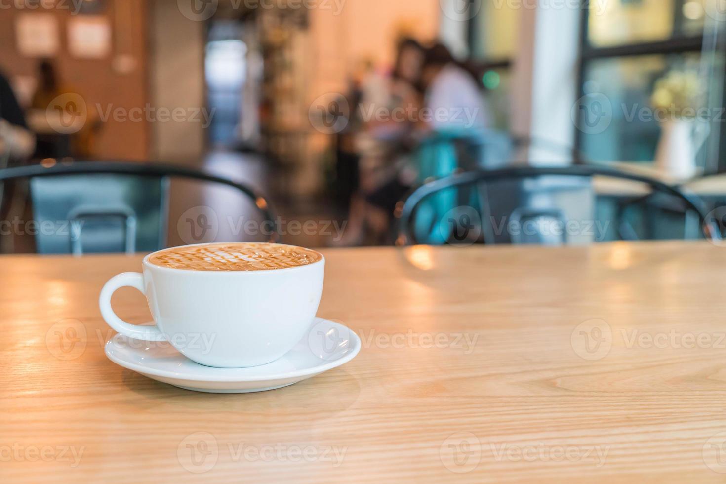 Macchiato de caramelo caliente en la cafetería. foto