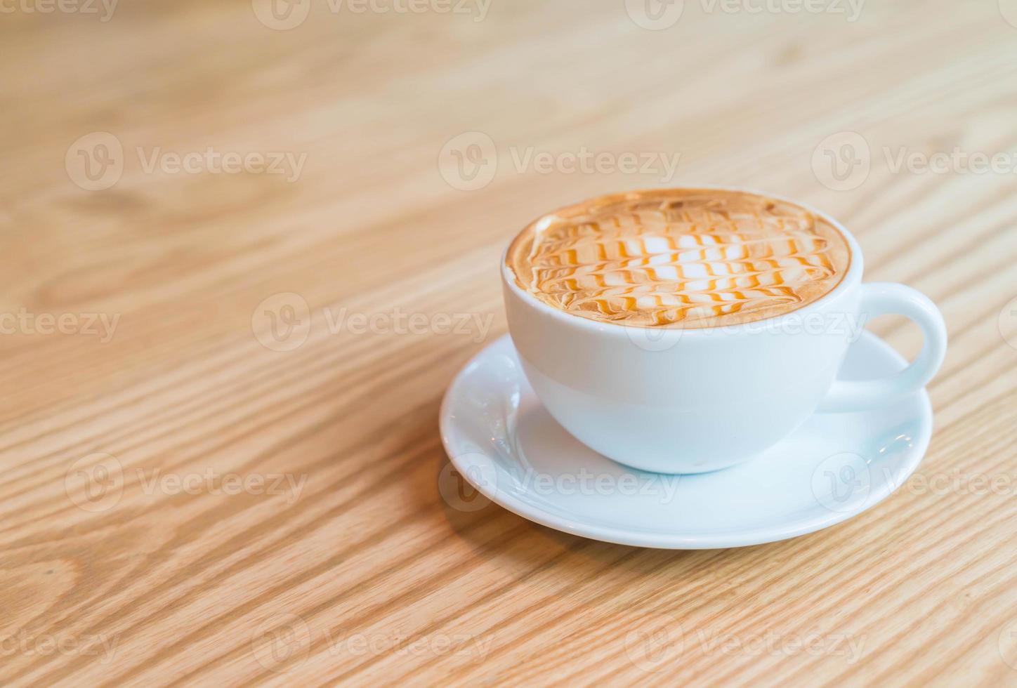 Macchiato de caramelo caliente en la cafetería. foto