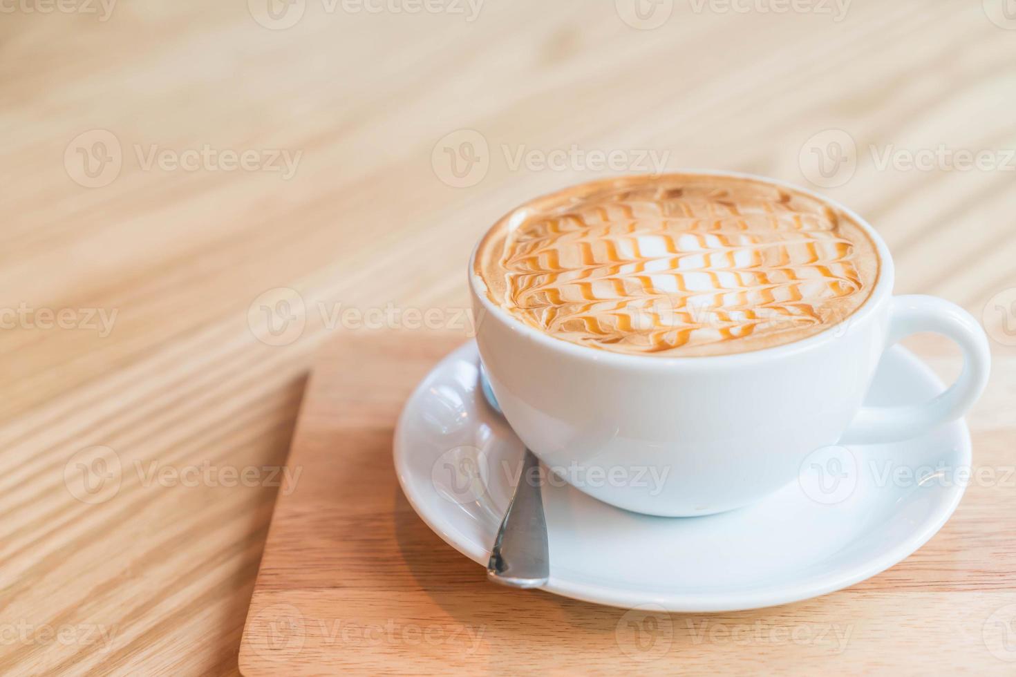 Macchiato de caramelo caliente en la cafetería. foto