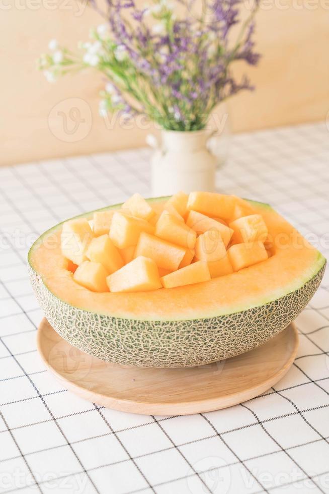 Melón cantalupo fresco de postre en la mesa foto