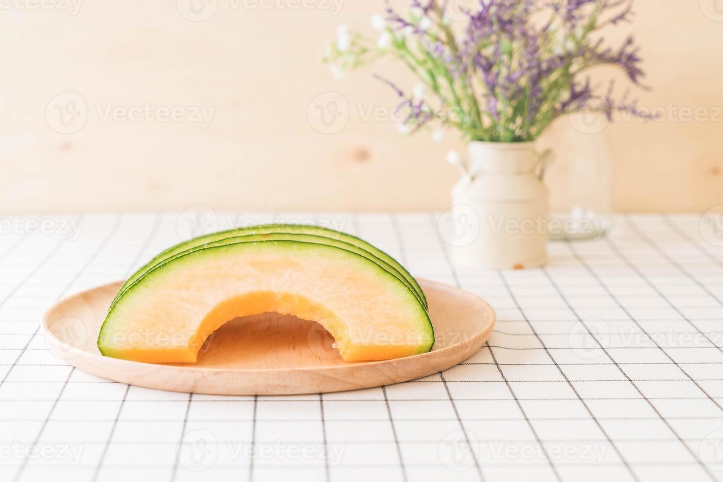 Melón cantalupo fresco de postre en la mesa foto