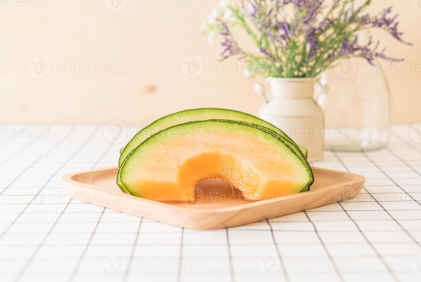 Melón cantalupo fresco de postre en la mesa foto