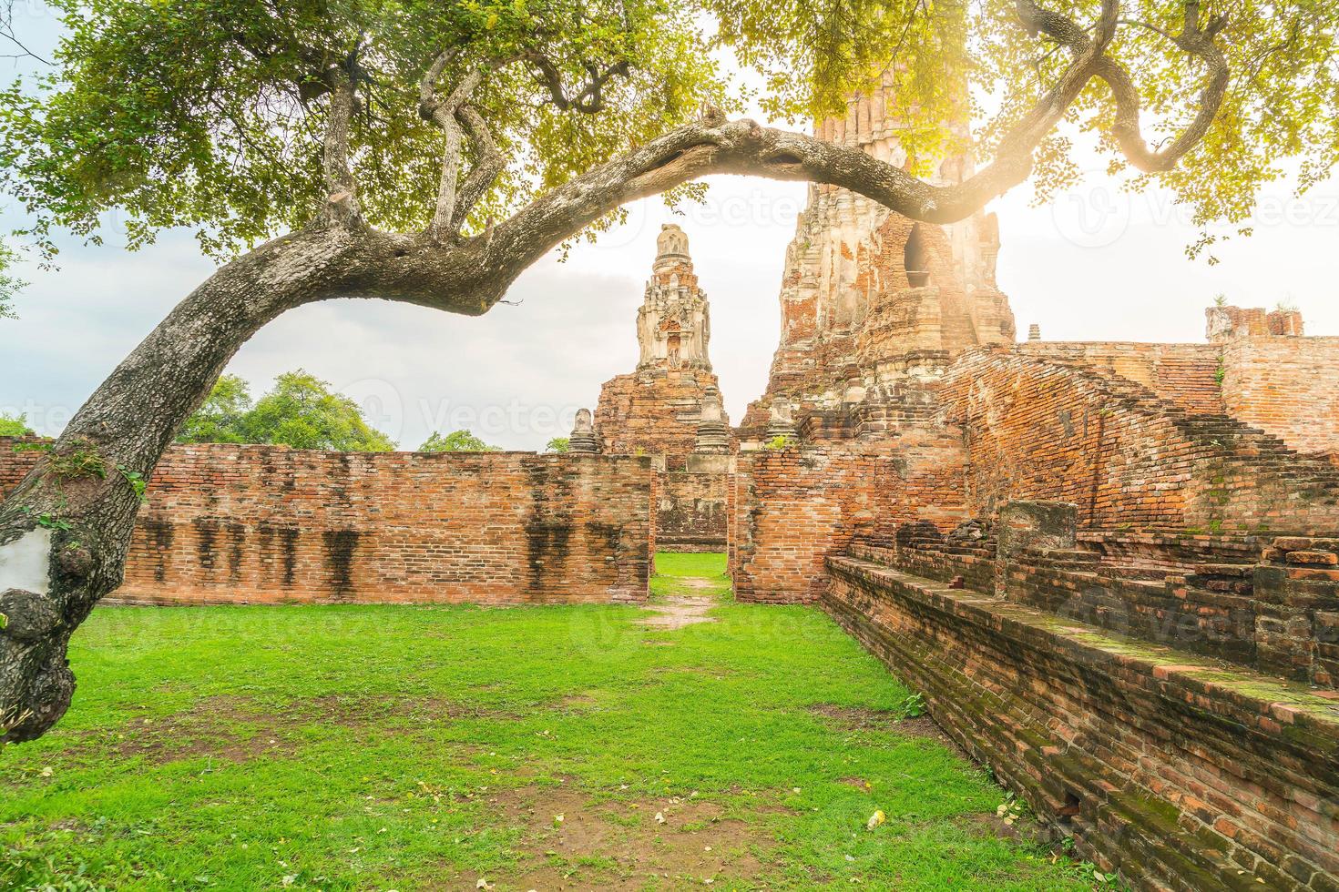 Hermosa arquitectura antigua histórica de ayutthaya en tailandia: mejora el estilo de procesamiento del color foto