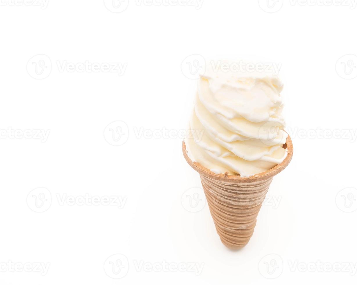 Cono de helado de vainilla sobre fondo blanco. foto