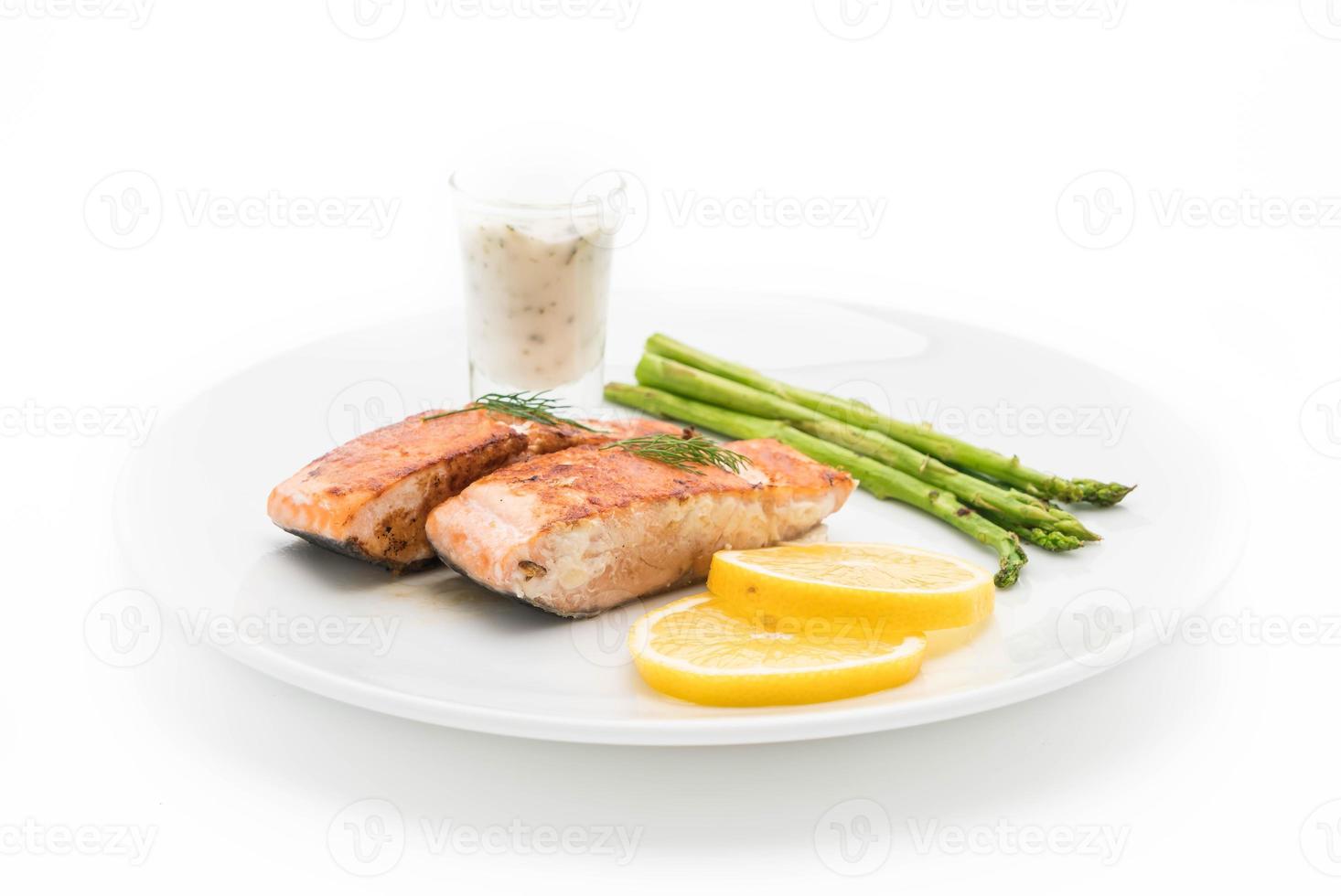 Filete de salmón a la plancha sobre fondo blanco. foto