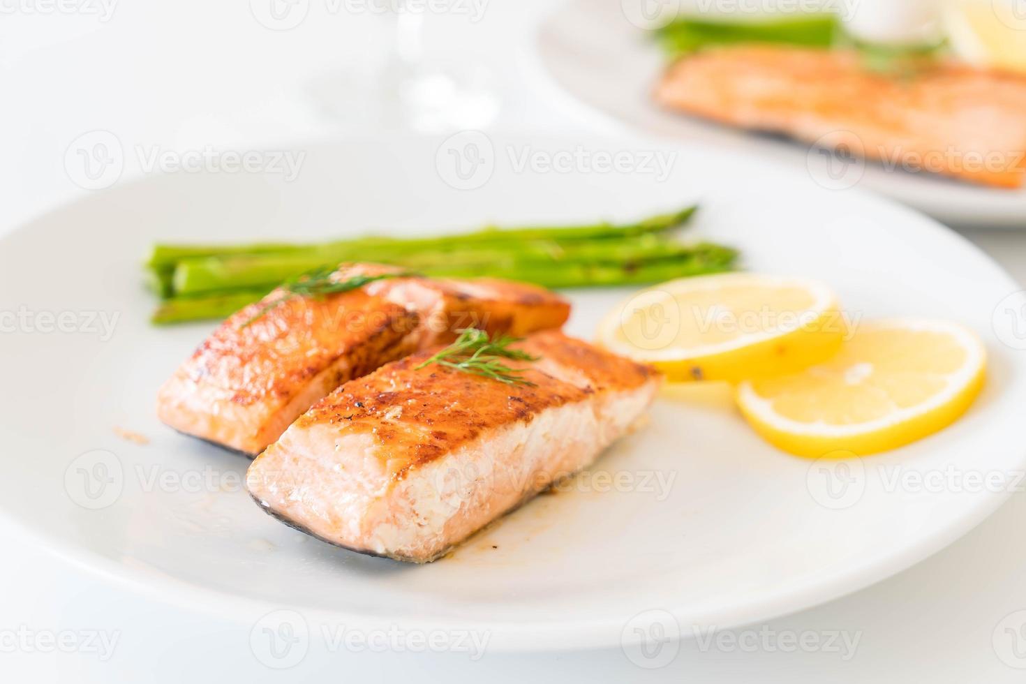 Filete de salmón a la plancha sobre la mesa foto