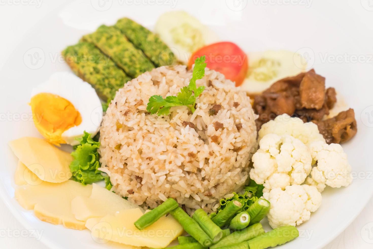 Fried rice with shrimp paste sauce and chopped pork photo