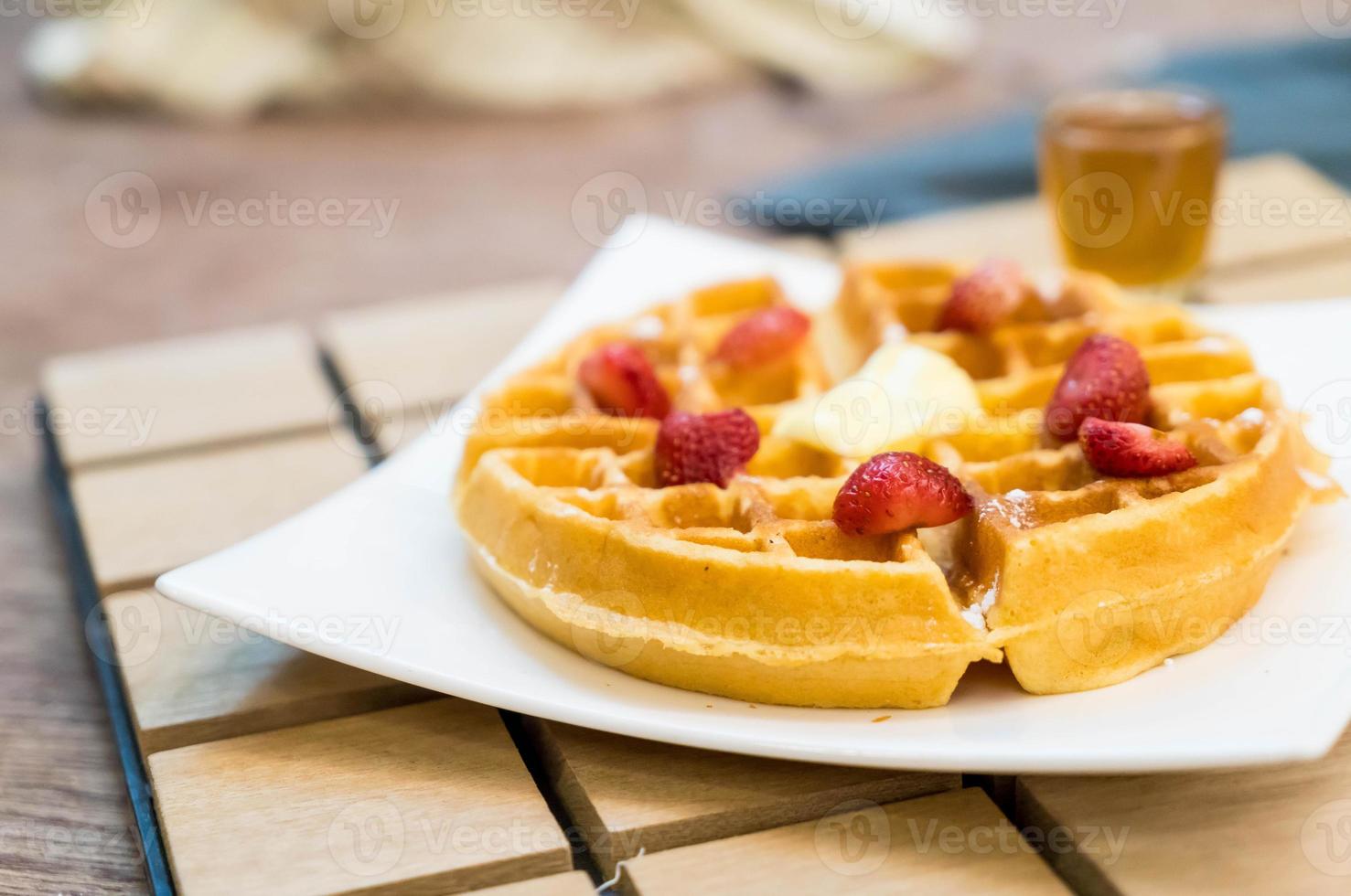 gofre de mantequilla con miel y fresa - postre foto