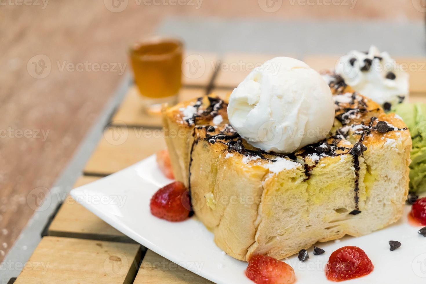 tostada de miel con helado de fresa, vainilla y té verde - postre foto