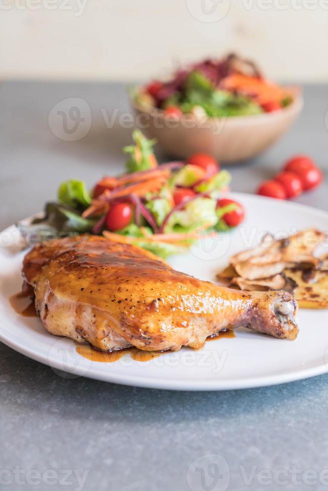 Filete de pollo a la plancha con salsa teriyaki en la mesa de comedor foto