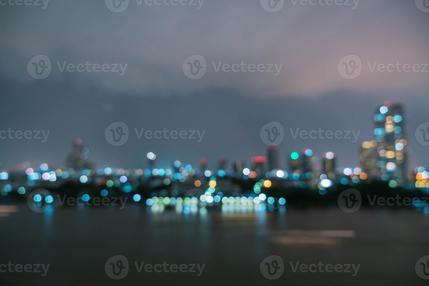 Desenfoque abstracto de la ciudad de Bangkok en Tailandia por la noche foto
