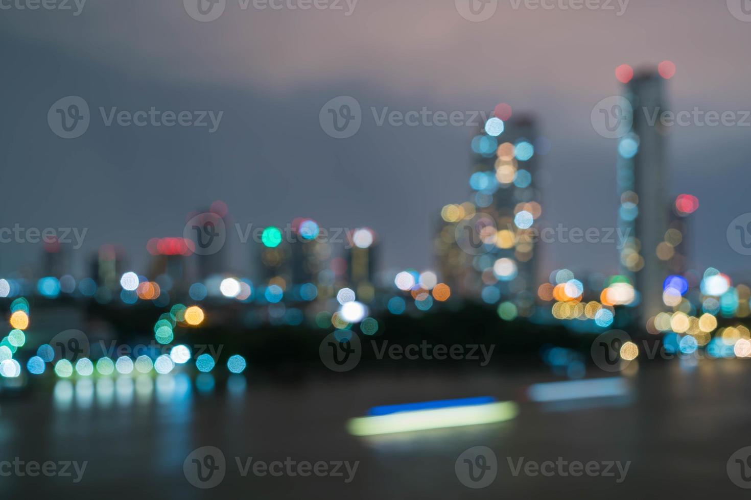 Desenfoque abstracto de la ciudad de Bangkok en Tailandia por la noche foto