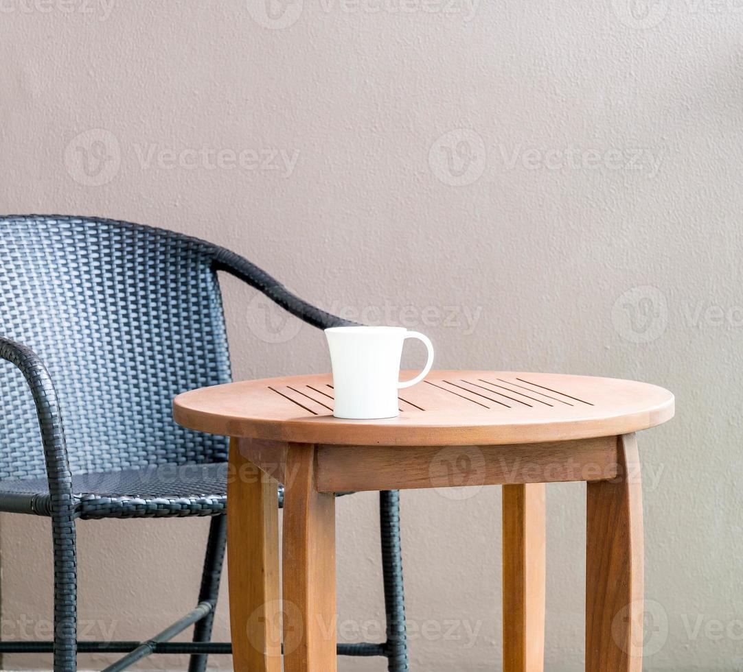 taza de café en la mesa con el horizonte de la ciudad de fondo foto