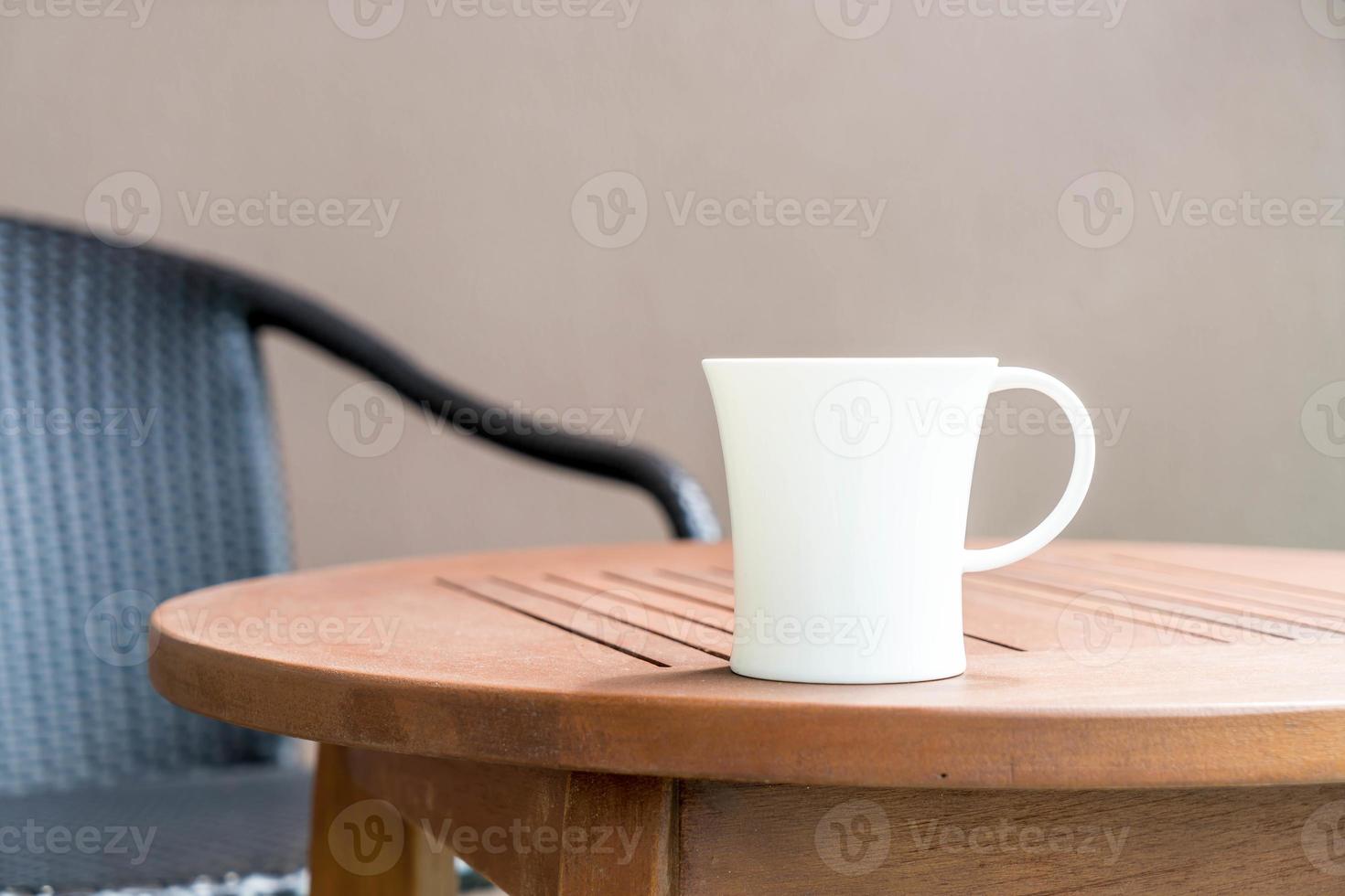 taza de café en la mesa con el horizonte de la ciudad de fondo foto