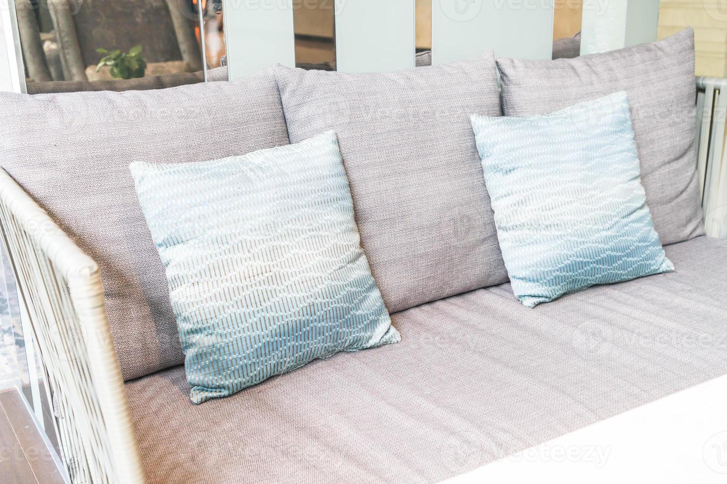 Hermosa almohada de lujo en la decoración del sofá en el salón. foto