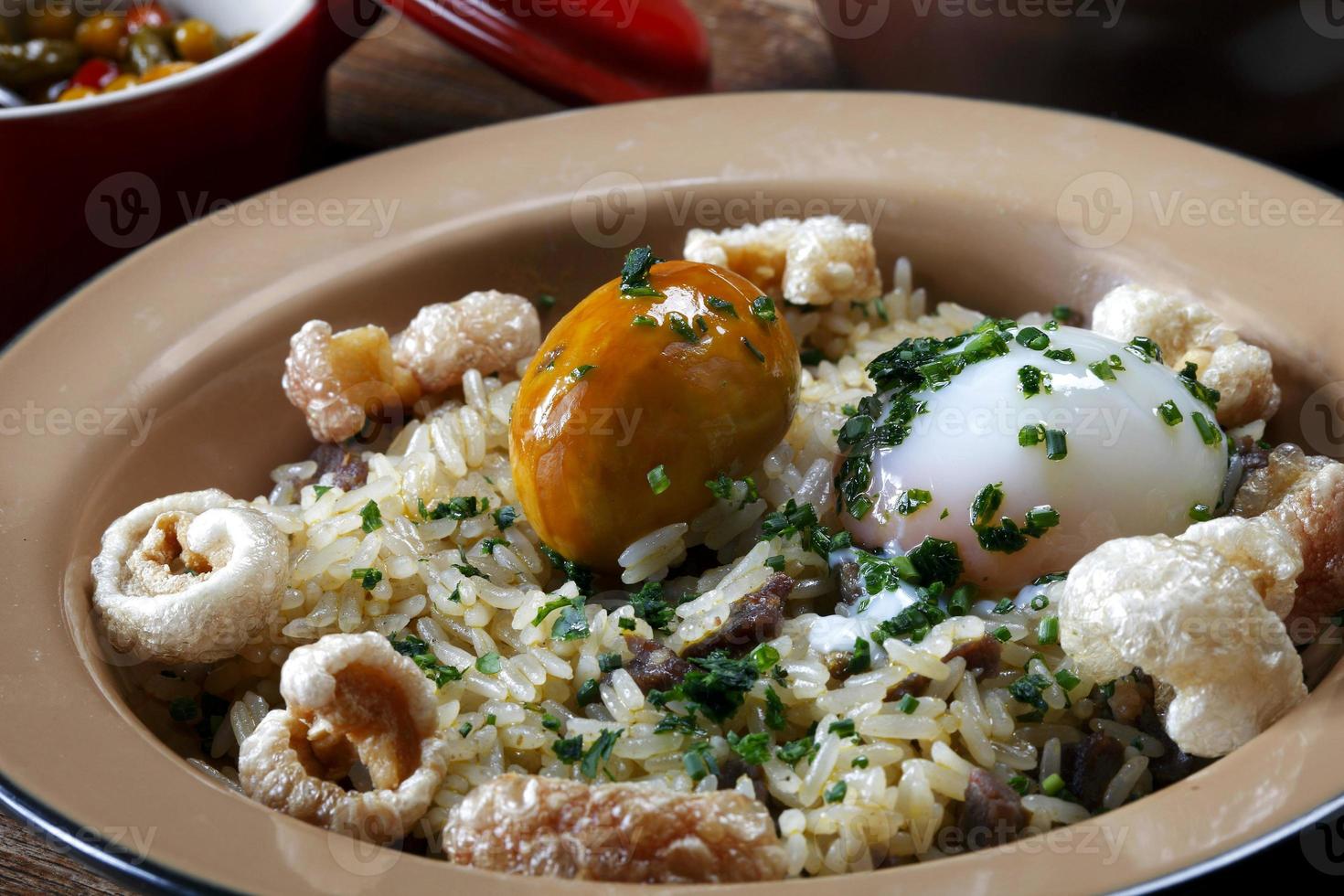 arroz con pequi, chicharrón y huevo cocido foto