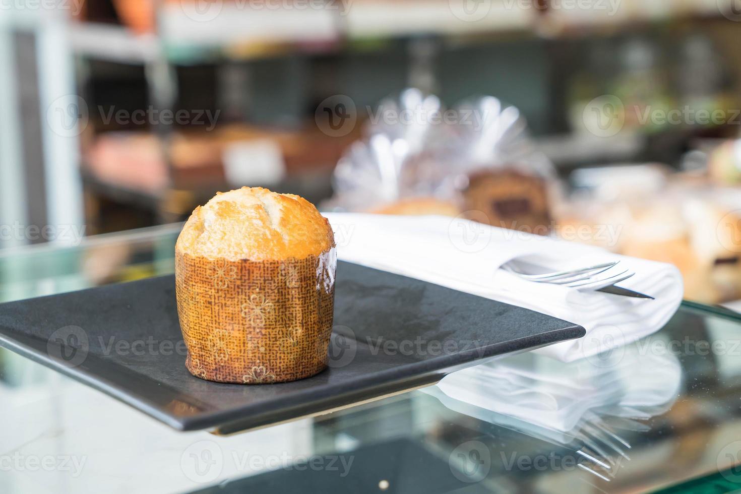 Pastel de muffin en un plato en el café foto