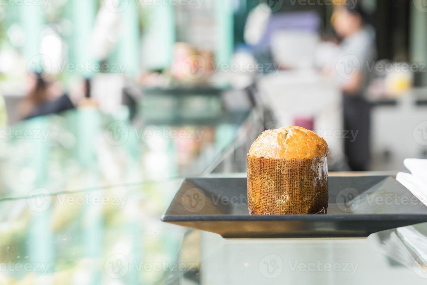 Pastel de muffin en un plato en el café foto